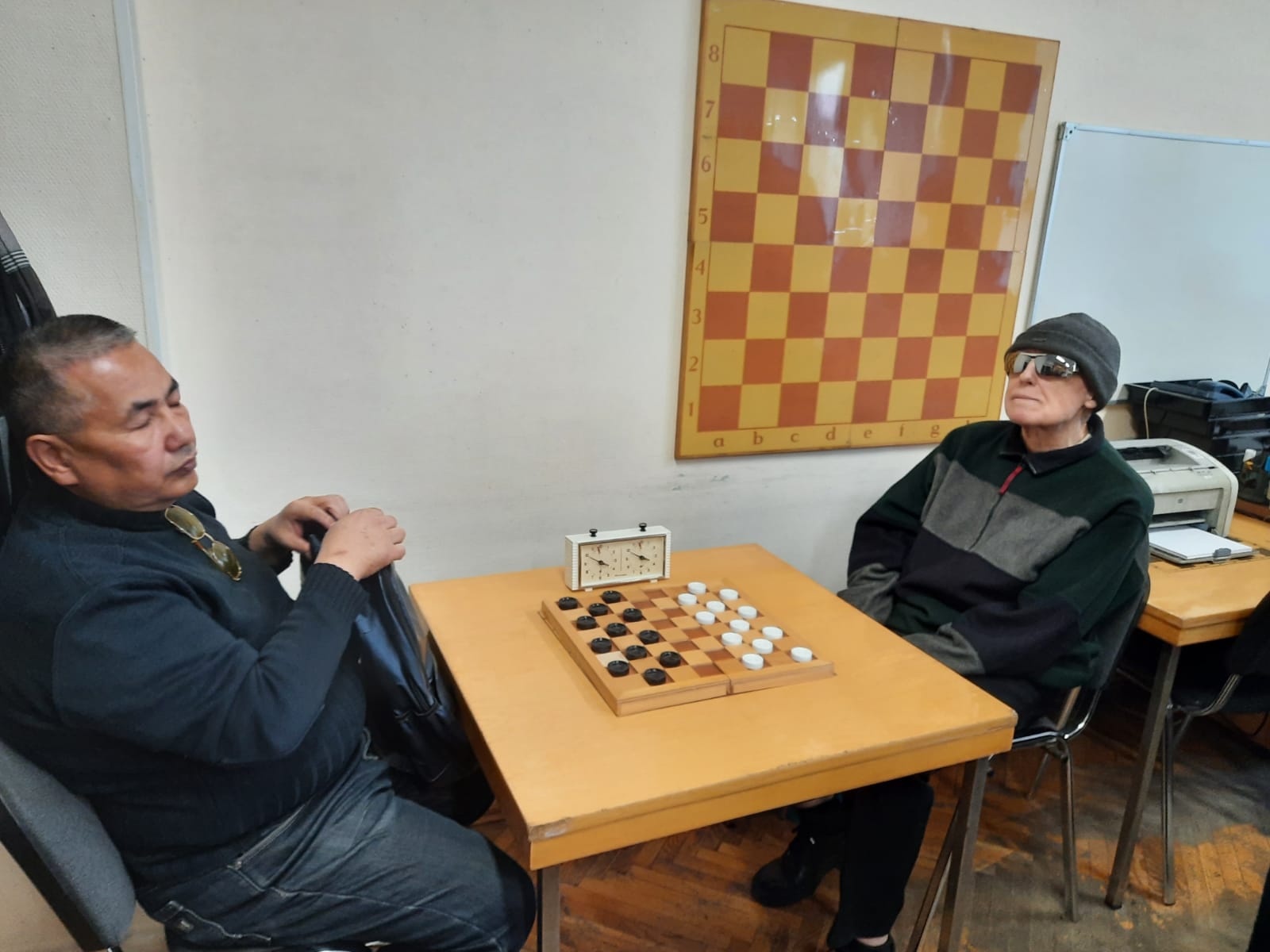 Александр Капранов сражается в шашки.